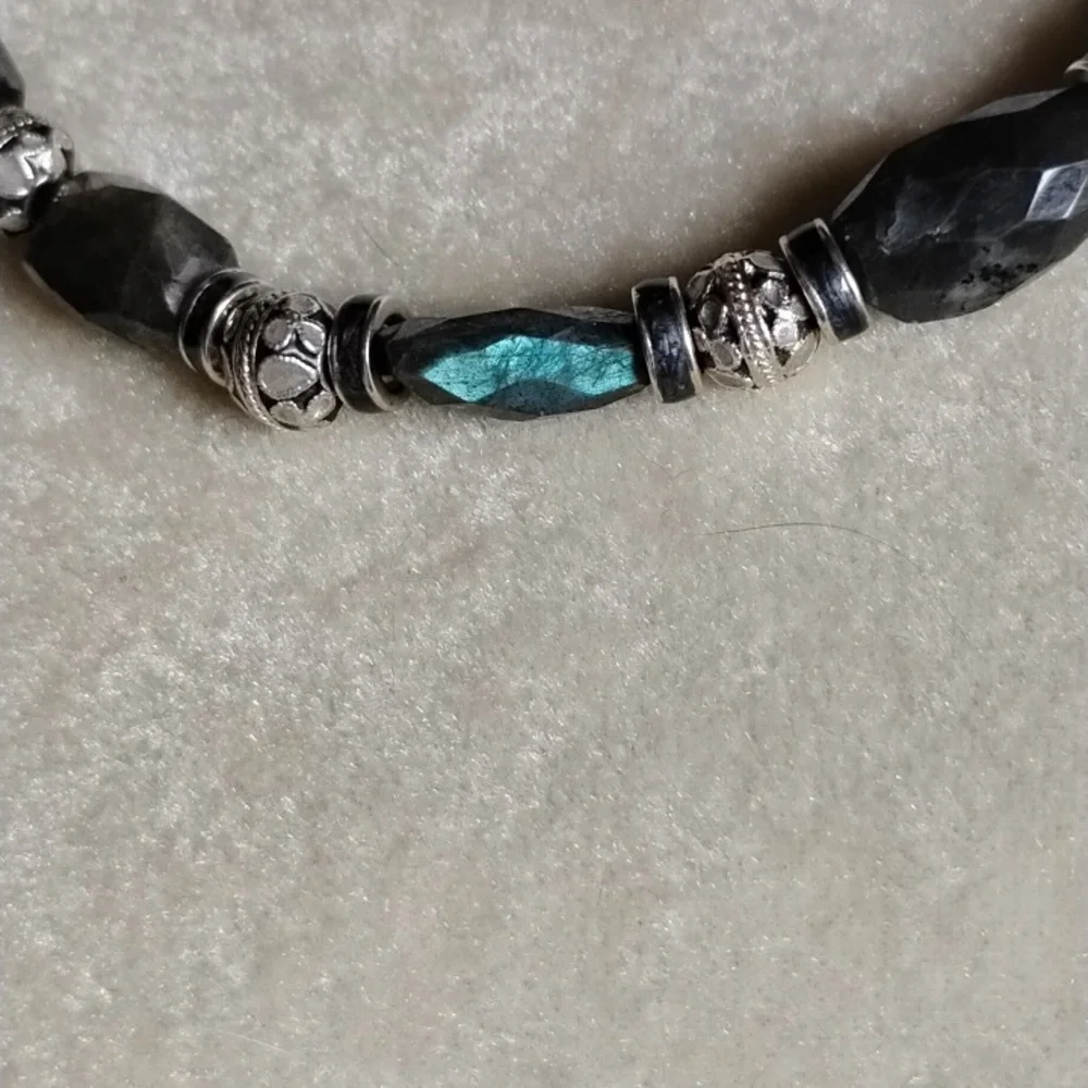 HAND CRAFTED LABRADORITE AND ENAMEL BEADS BRACELET - Picture 4 of 7